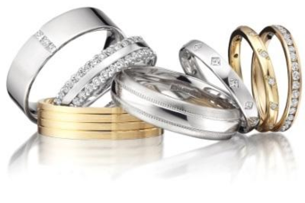 Diamond and gold rings suitable for jewelry sizing
