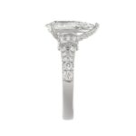 21K PLATINUM LADIES RING 2 3/4CT ROUND/PEAR/BAGUETTE DIAMOND (CENTER STONE PEAR DIAMOND 2CT) - Image 5