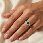 LADIES RING 0.33CT ROUND/GREEN EMERALD OVAL DIAMOND 14K YELLOW GOLD (CENTER STONE 0.15CT GREEN EMERALD OVAL DIAMOND) - Image 4